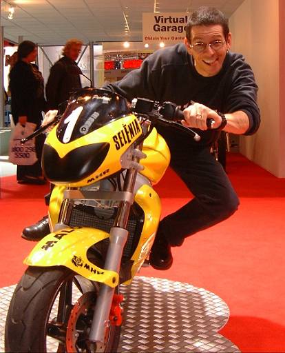 bikeshow2001-015.jpg - Scooters. Bouncy stands have got to be encouraged. If you're not careful you can do yourself an injury though.